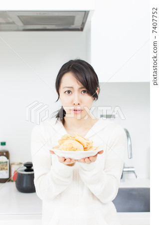 一個女人與一個小吃 一個女人與一個小吃 7407752