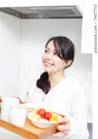 一個女人攜帶早餐 一個女人攜帶早餐 7407753