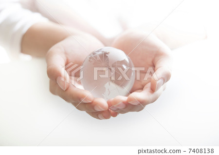 Eco image of elementary school students protecting the Earth (white background, crystal globe) Eco image of elementary school students protecting the Earth (white background, crystal globe) 7408138