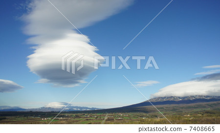 Mountains and lens clouds 7408665