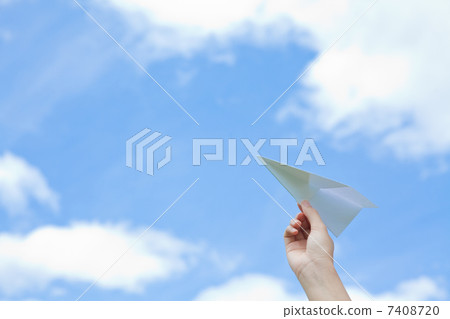 紙飛機和藍天 7408720