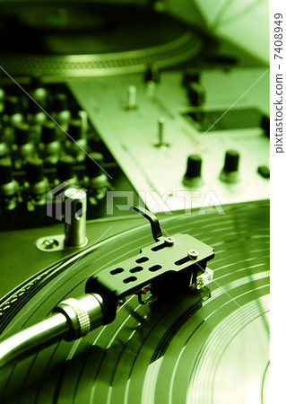 Needle on the vinyl record 7408949