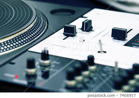 Turntable and mixing controller 7408957