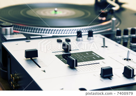 Turntable and mixing controller Turntable and mixing controller 7408979