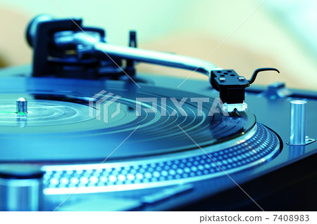 Turntable playing vinyl record 7408983