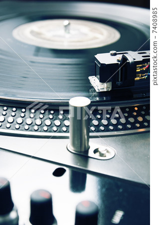 Needle on the vinyl record 7408985