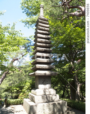 The thirteenth-layer tower of Hachiagyoen 7409856