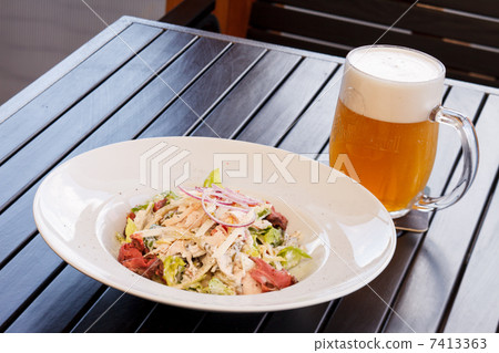 salad and beer 7413363