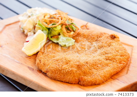 Schnitzel with salad 7413373