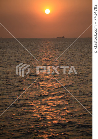 在海上日落 在海上日落 7414792