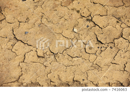 破碎的地面 7416063