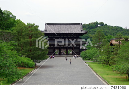 The approach of Ninna-ji Temple 7421060