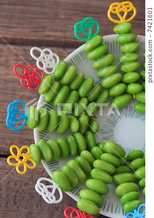 Peeled edamame beans on a bento pick - a bento side dish Peeled edamame beans on a bento pick - a bento side dish 7421601