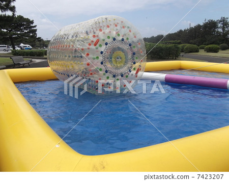 Let's play with water roller in the summer Let's play with water roller in the summer 7423207