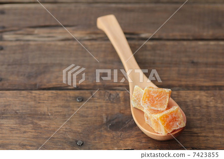湯匙上的甘藷甘納特，日本甜點 7423855