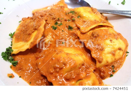 Ravioli's meat sauce 7424451