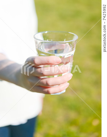 水和杯子和婦女 水和杯子和婦女 7425992
