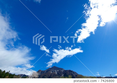 大藍天和山。 大藍天和山。 7426800