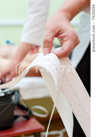 electrocardiogram taking 7426894