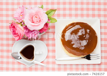 咖啡和芝士蛋糕和鮮花 7428157
