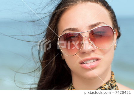 Young pretty brunette 7428431