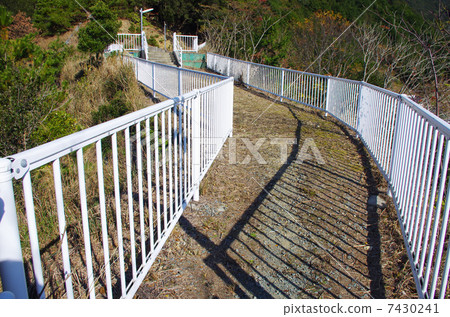 通過切割山脊製成的住房 通過切割山脊製成的住房 7430241