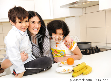 Mother And Children Prepare A meal,mealtime Together Mother And Children Prepare A meal,mealtime Together 7431543