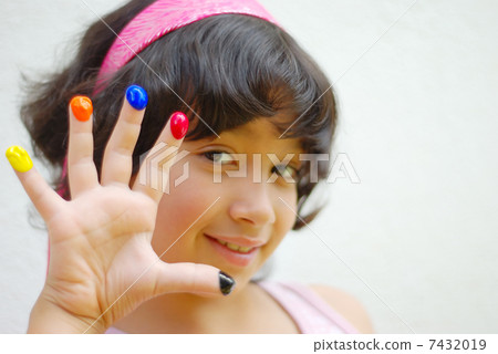 Girl with color on her fingers 7432019