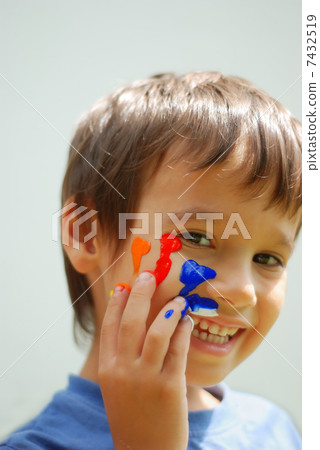 Kid with color on his fingers and face 7432519