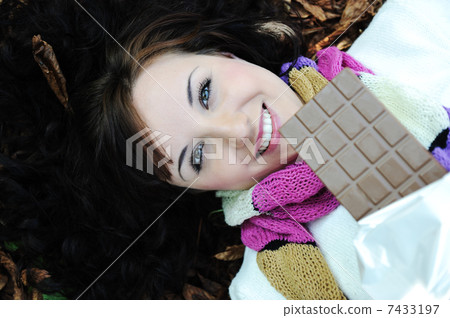 Close-up portrait of an beautiful autumn woman laying on ground Close-up portrait of an beautiful autumn woman laying on ground 7433197