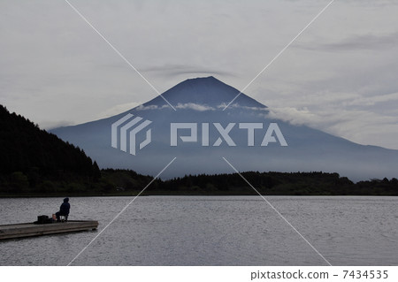 富士山和釣魚者 7434535