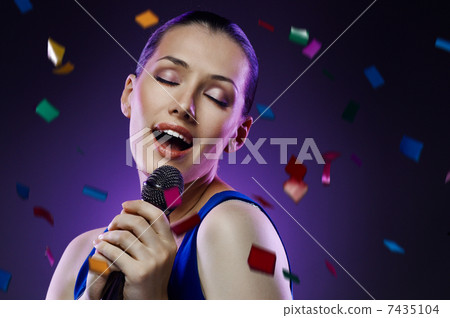 singing girl 7435104