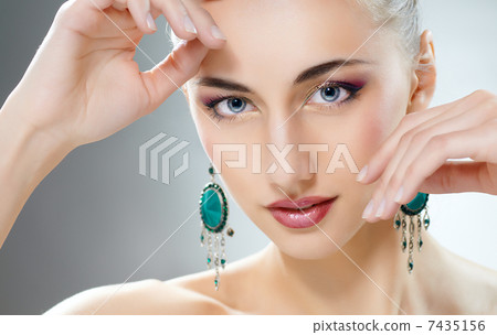 woman with jewelry 7435156