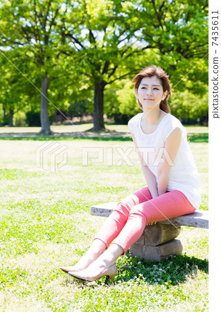 一個女人在公園裡放鬆 7435611