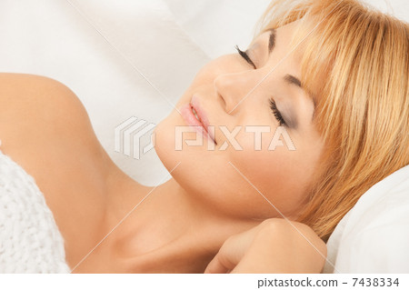 sleeping woman 7438334