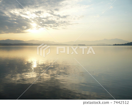 Sea and sunrise 7442512