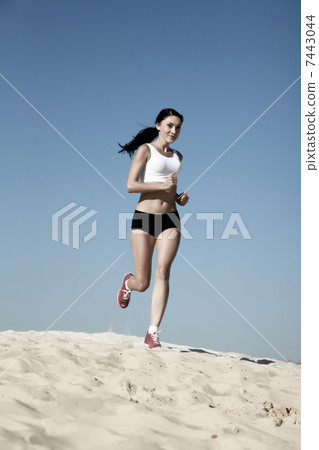 girl runs 7443044