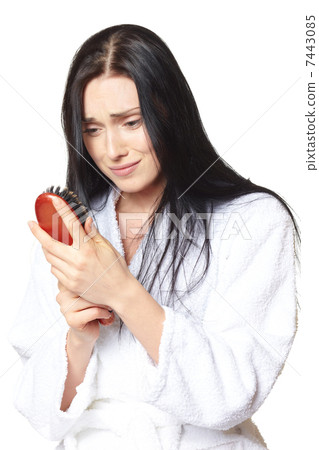 Woman with hair brush 7443085