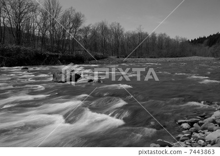 黑色和白色的河流 黑色和白色的河流 7443863