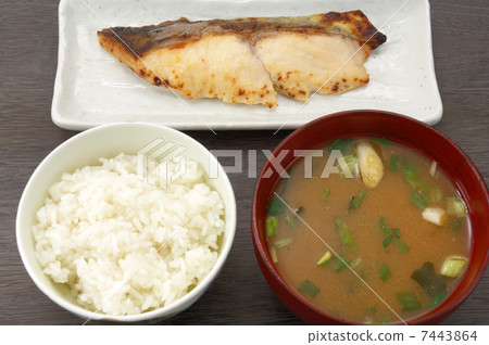 美味的銀色Sawara Saikyo燒烤和米飯 7443864