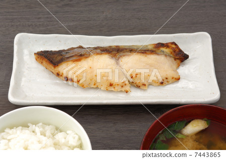 美味的銀色Sawara Saikyo燒烤和米飯 7443865