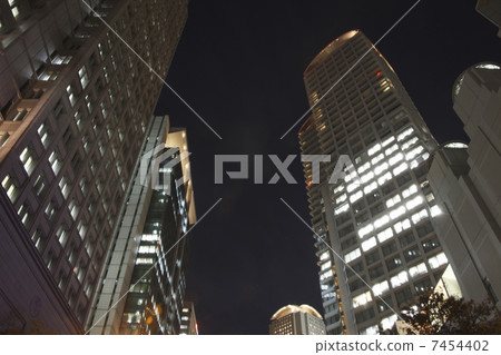 大阪，西梅田的夜景 7454402