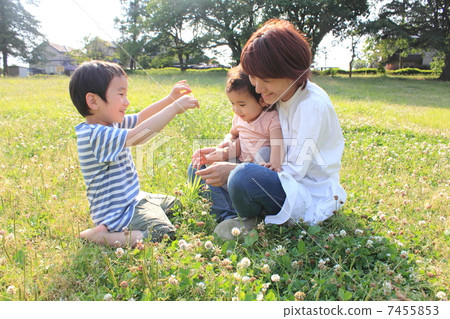父母和孩子在公園玩耍 父母和孩子在公園玩耍 7455853