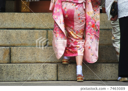 日本人的身影,穿著和服和爬樓梯·水平位置 日本人的身影,穿著和服和爬樓梯·水平位置 7463089