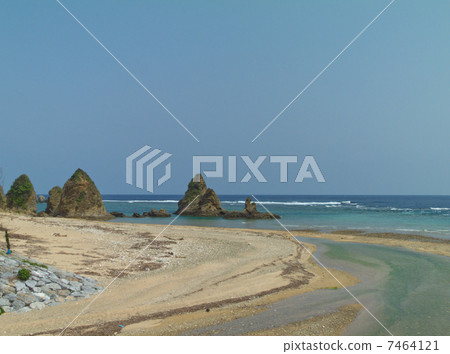 The estuary of the Ie River and the beach of Ie 7464121