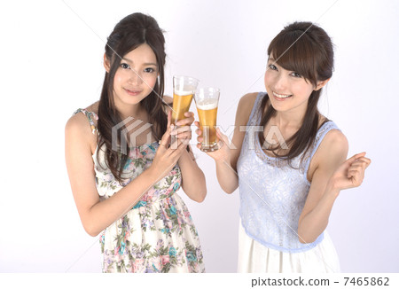 兩個女人喝啤酒 兩個女人喝啤酒 7465862