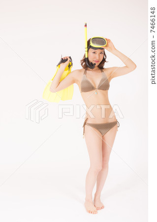 泳衣女士準備浮潛 泳衣女士準備浮潛 7466148