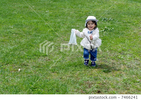 Picking up rubbish 7466241