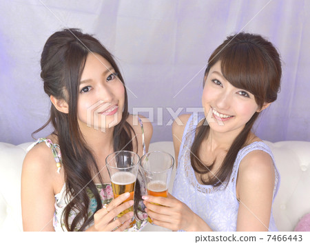 有啤酒杯的兩個少婦 有啤酒杯的兩個少婦 7466443