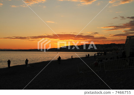 在尼斯海岸的日出 7466755